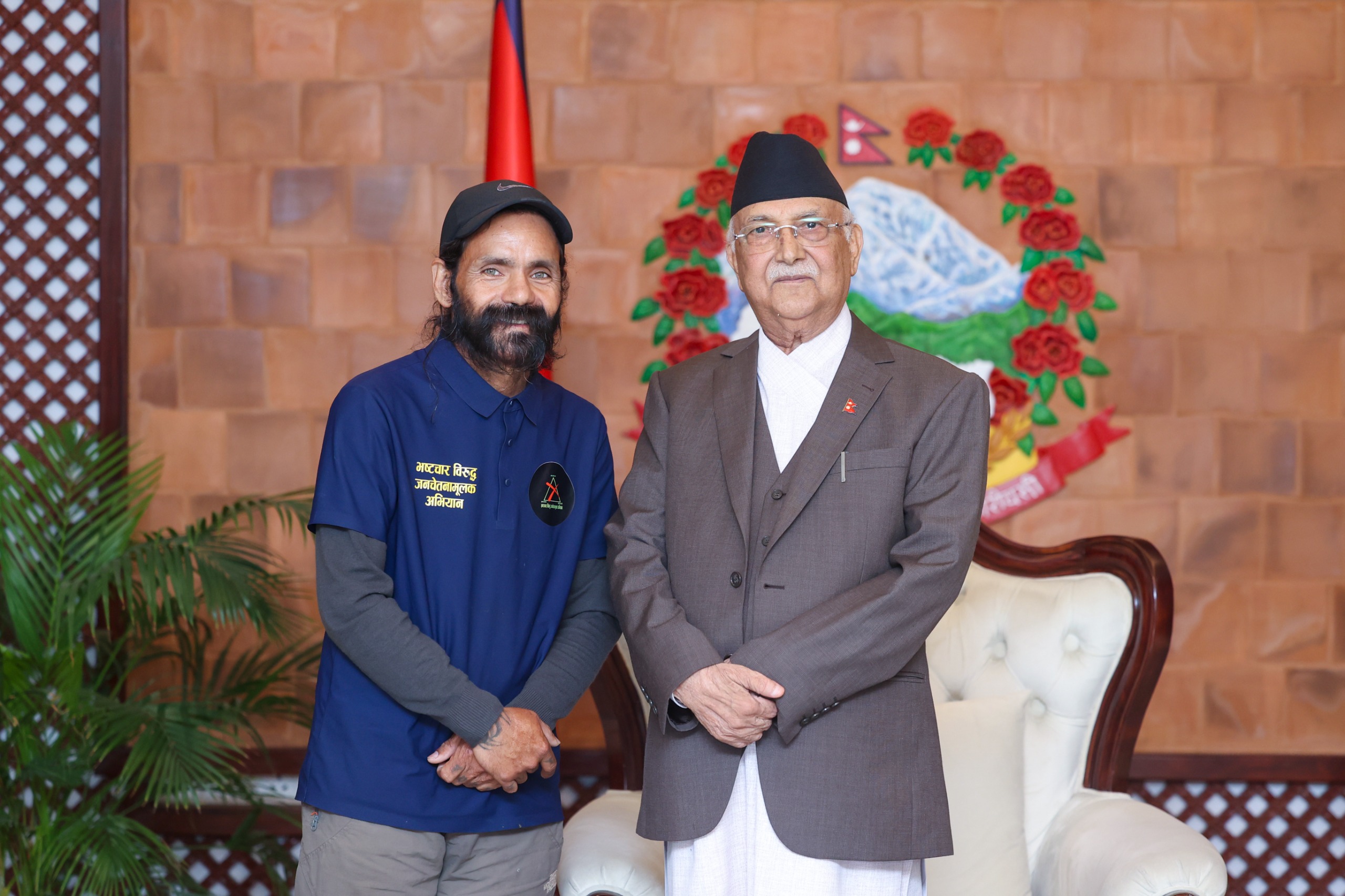 सुर्खेतबाट खाली खुट्टा हिँडेर आएका बोहोराले प्रधानमन्त्रीलाई भेटे